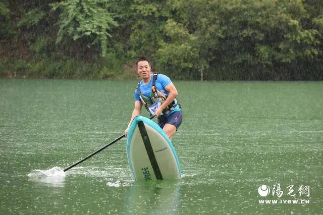 峡桨板欢乐, 一道道鲜艳, 滩险石奇 峡桨板欢乐, 一道道鲜艳, 滩险石奇