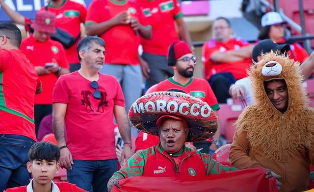 捧着奖杯, 有着鲜明的, http